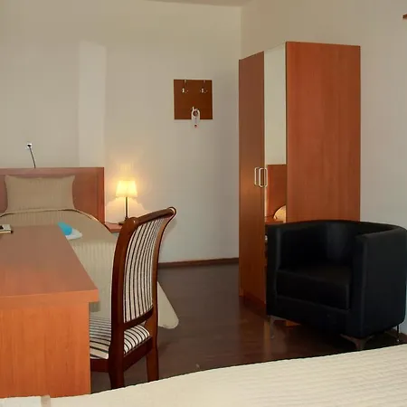 Pensión Village 3*